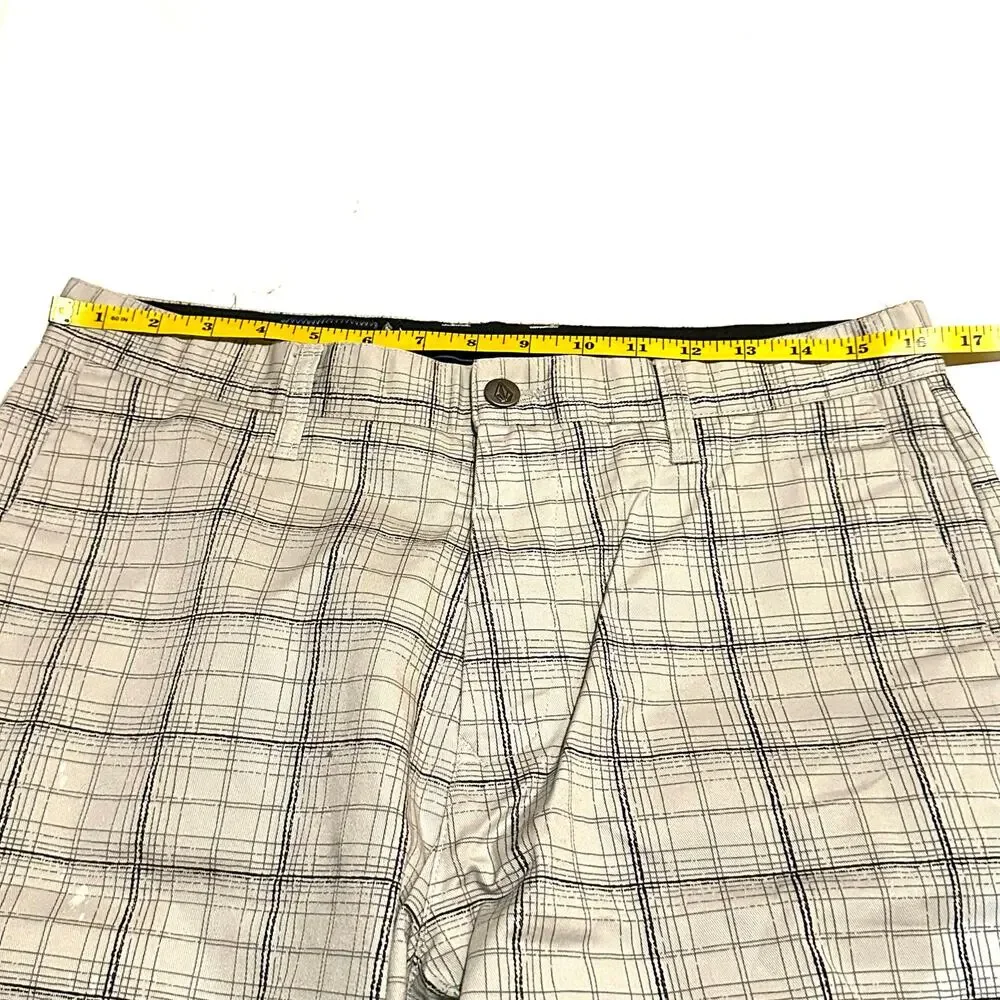Volcom Plaid Shorts Men’s 32 Cream Gray Skater Streetwear Casual Summer
